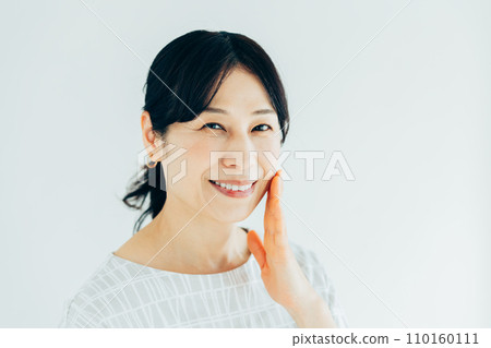 Middle-aged women's beauty 110160111