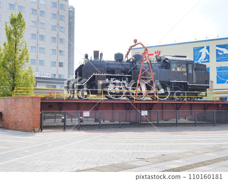 Steam locomotive in front of Fukuchiyama Station (Kyoto Prefecture, Fukuchiyama City, Ekimae Town) 110160181