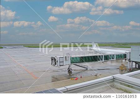 白色飛機停在福岡縣北九州機場 白色飛機停在福岡縣北九州機場 110161053