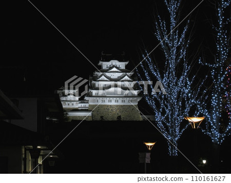 Night view of National Treasure Himeji Castle and illumination of Otemae Street 110161627