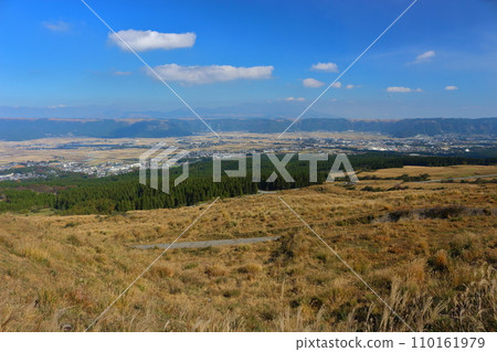 赤牛牧場和阿蘇山外火山口內的街道 赤牛牧場和阿蘇山外火山口內的街道 110161979
