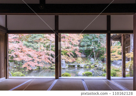 紅葉映照下的日本庭園(京都蓮華寺) 紅葉映照下的日本庭園(京都蓮華寺) 110162128