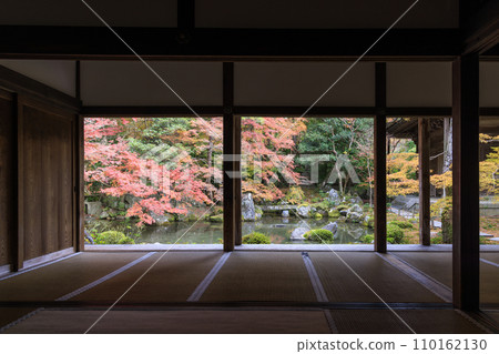 紅葉映照下的日本庭園（京都蓮華寺） 110162130