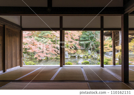 紅葉映照下的日本庭園（京都蓮華寺） 110162131