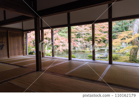 Japanese garden that shines in the autumn leaves (Kyoto Rengeji Temple) Japanese garden that shines in the autumn leaves (Kyoto Rengeji Temple) 110162179