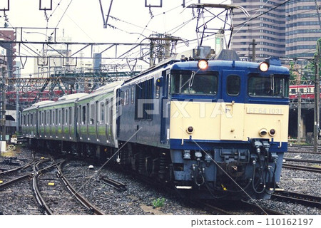 EF64型電力機車進入品川（E231系列500系列A級運輸） 110162197