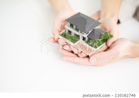 A dream home that fits in your hand, a couple's future plan 110162746