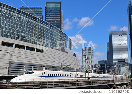 [Tokyo] Shinkansen trains run between buildings and depart from and arrive at Tokyo Station. Various other trains also run. 110162798