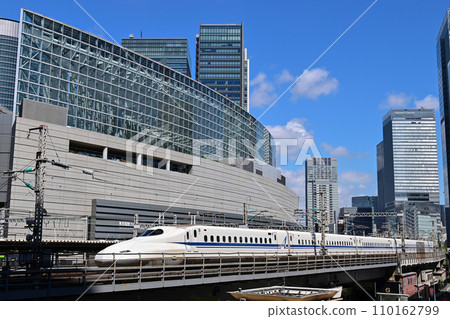 [Tokyo] Shinkansen trains run between buildings and depart from and arrive at Tokyo Station. Various other trains also run. 110162799