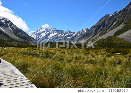 New Zealand's popular trekking course "Hooker Valley Track" New Zealand's popular trekking course "Hooker Valley Track" 110162914