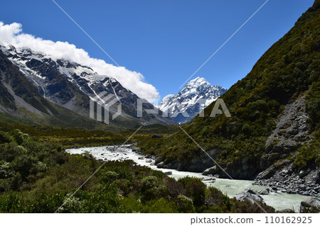 New Zealand's popular trekking course "Hooker Valley Track" 110162925