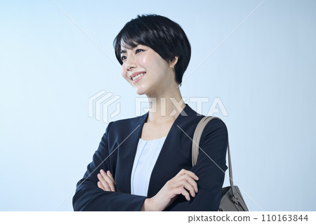 Female office worker with short hair 110163844