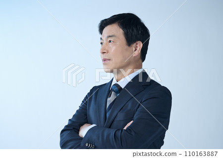 A businessman in his 50s wearing a suit 110163887