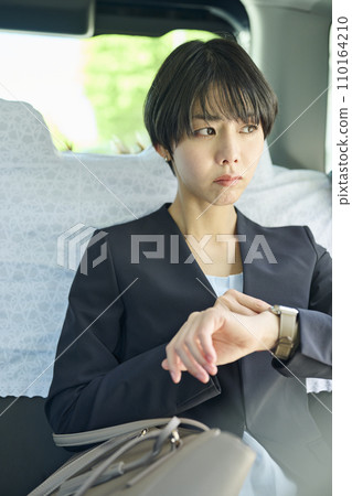 A female office worker in her 30s riding a taxi 110164210