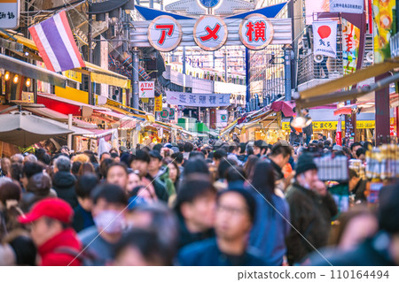 Tokyo cityscape in Japan: Ameyoko is a busy area at the end of the year. Kasho also appears, bringing light of hope to the new year... = December 29, 2020 110164494