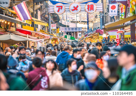 日本東京城市景觀:年末阿美橫町是個繁忙的地區。 Kasho也出現了,為新的一年帶來希望之光… = 2020年12月29日 日本東京城市景觀:年末阿美橫町是個繁忙的地區。 Kasho也出現了,為新的一年帶來希望之光… = 2020年12月29日 110164495