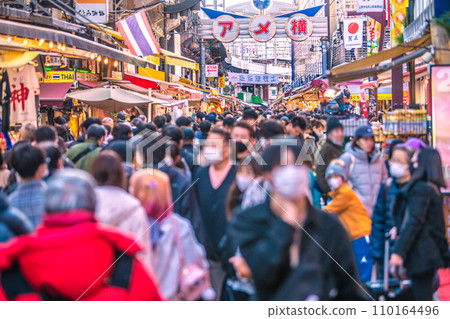 日本東京城市景觀：年末阿美橫町是個繁忙的地區。 Kasho也出現了，為新的一年帶來希望之光… = 2020年12月29日 110164496