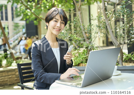 一名30多歲的女性上班族在露臺上工作 110164516