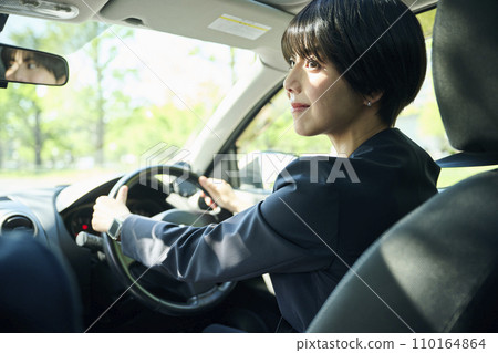 A female office worker in her 30s driving a car A female office worker in her 30s driving a car 110164864