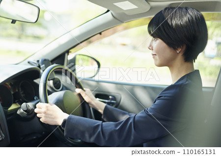 一名30多歲的女性上班族開車 110165131