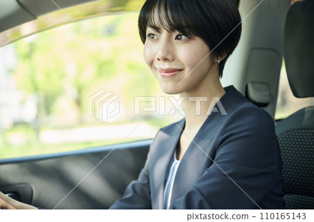 A female office worker in her 30s driving a car 110165143