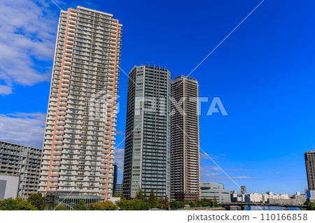 東京江東區東雲的城市景觀,塔樓公寓排列 東京江東區東雲的城市景觀,塔樓公寓排列 110166858