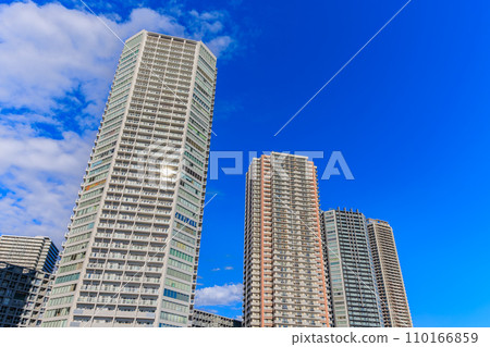 東京江東區東雲的城市景觀,塔樓公寓排列 東京江東區東雲的城市景觀,塔樓公寓排列 110166859