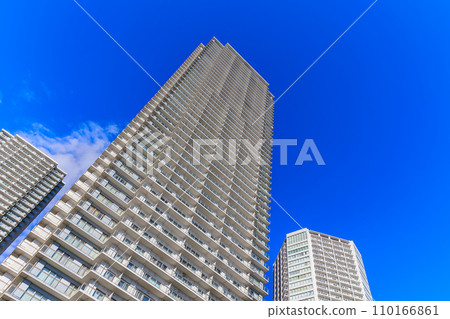 Urban landscape of Shinonome, Koto Ward, Tokyo, tower apartments lined up 110166861