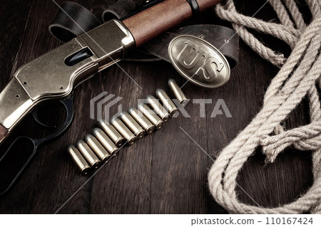 Old west gun - lever-action repeating rifle with cartridges and US marked US Army bronze buckle Old west gun - lever-action repeating rifle with cartridges and US marked US Army bronze buckle 110167424