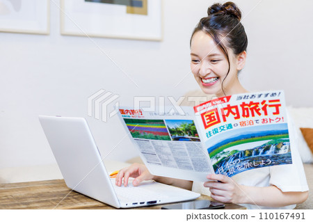 計劃旅行的年輕女子 110167491