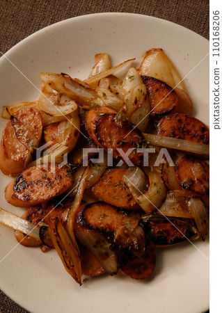 蛋黃醬和醬油炒魚香腸和洋蔥 蛋黃醬和醬油炒魚香腸和洋蔥 110168206