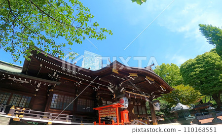 日本東京新宿區十二社熊野神社。新宿中央公園附近充滿大自然氣息的神社 110168551