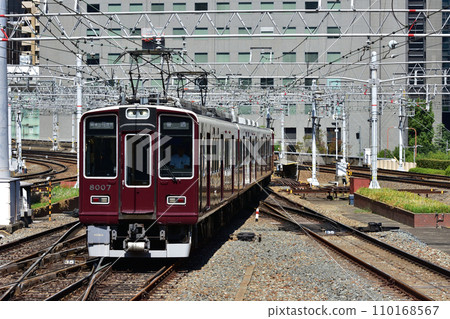 阪急寶塚線 8000 系列抵達大阪梅田 阪急寶塚線 8000 系列抵達大阪梅田 110168567