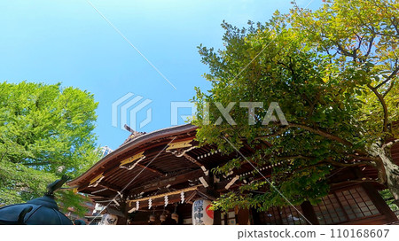 日本東京新宿區十二社熊野神社。新宿中央公園附近充滿大自然氣息的神社 日本東京新宿區十二社熊野神社。新宿中央公園附近充滿大自然氣息的神社 110168607