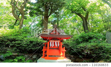 日本東京新宿區十二社熊野神社。新宿中央公園附近充滿大自然氣息的神社 110168633
