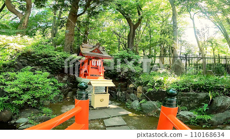 日本東京新宿區十二社熊野神社。新宿中央公園附近充滿大自然氣息的神社 日本東京新宿區十二社熊野神社。新宿中央公園附近充滿大自然氣息的神社 110168634
