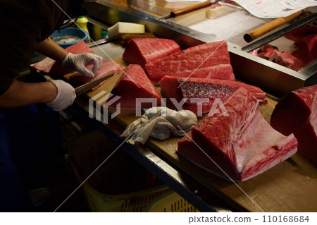 Lean tuna, medium fatty tuna, and large fatty tuna 110168684