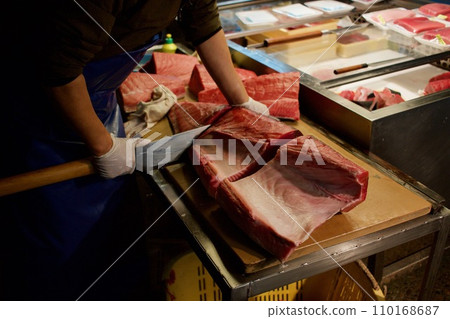 美味的金槍魚被解剖 110168687