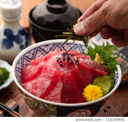 Super fresh raw tuna bowl (tuna bowl), bigeye tuna, tuna bowl Super fresh raw tuna bowl (tuna bowl), bigeye tuna, tuna bowl 110169642
