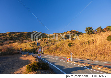 Kojiri Pass in late autumn, Hakone Skyline and Lake Ashinoko Skyline 110169773