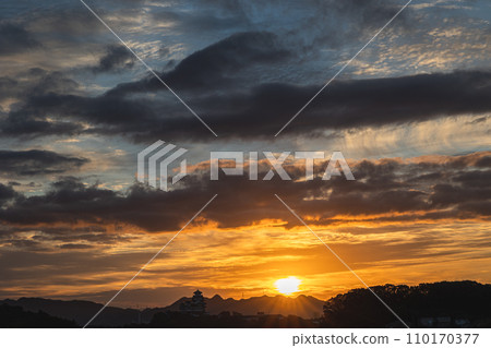 清晨的太陽從雲層中升起 110170377