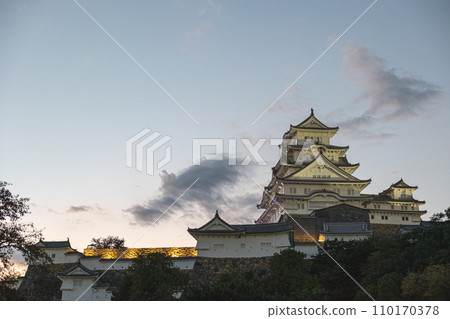 夕陽下的城堡塔樓熠熠生輝 110170378