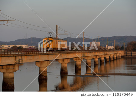 小野田線運行的123系列普通列車 110170449