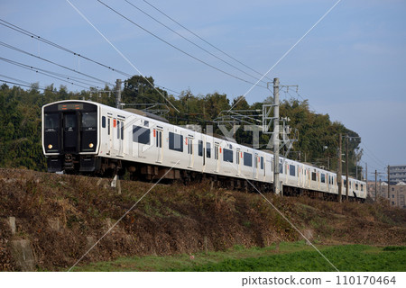 6 cars of the 817 series local train running on the Kagoshima Main Line 110170464
