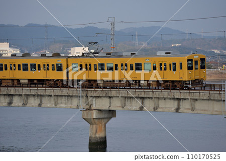 Two 105 series local trains running on the Ube Line Two 105 series local trains running on the Ube Line 110170525
