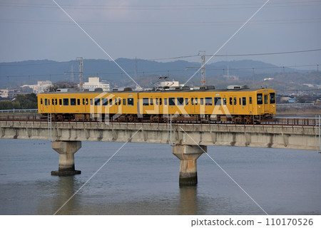 Two 105 series local trains running on the Ube Line 110170526