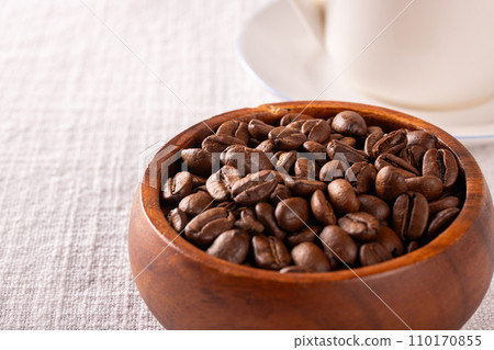 白色背景和咖啡豆 110170855