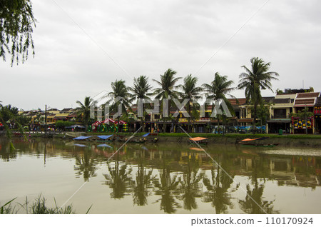 會安城市景觀倒映在河中 110170924