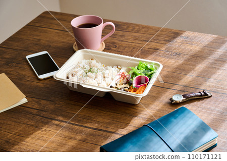 Take-out lunch box and smartphone Take-out lunch box and smartphone 110171121