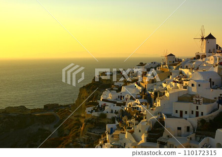 希臘聖托里尼日落時的白色街道 希臘聖托里尼日落時的白色街道 110172315